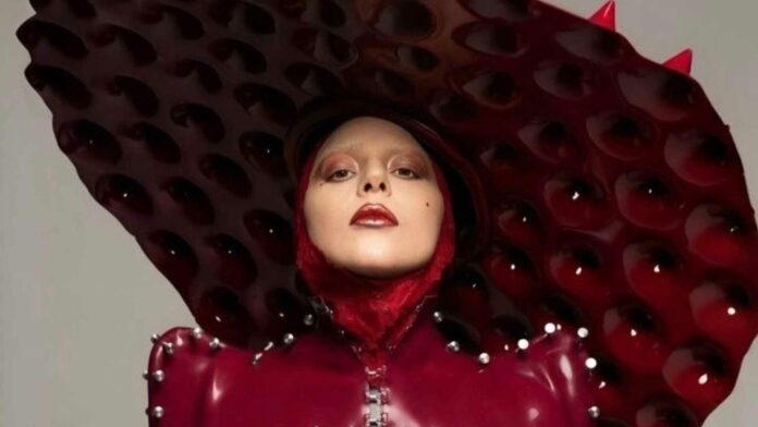 lady-gaga-faz-unico-pedido-no-brasil:-respeito-aos-fas-na-porta-do-hotel