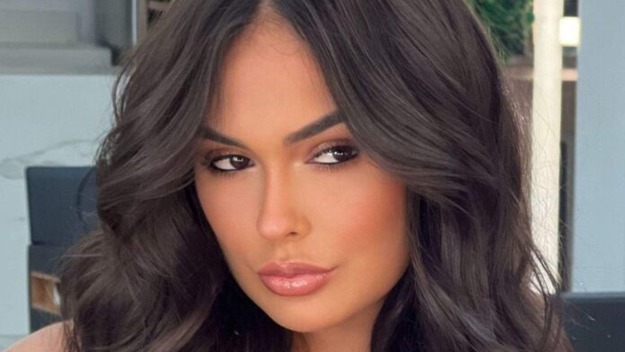 ex-bbb-larissa-santos-leva-14-pontos-apos-box-de-vidro-estourar-durante-o-banho