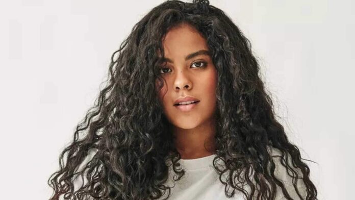 bella-campos-se-emociona-ao-falar-da-familia-e-das-criticas-que-recebe-na-tv