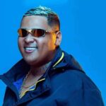 mc-ryan-sp-emociona-fa-mirim-ao-presentea-lo-com-chapeu-durante-show