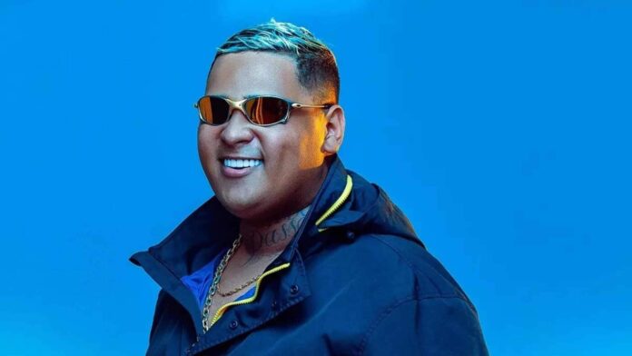 mc-ryan-sp-emociona-fa-mirim-ao-presentea-lo-com-chapeu-durante-show