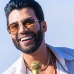 gusttavo-lima-da-selinho-em-idosa-e-a-carrega-no-colo-durante-show