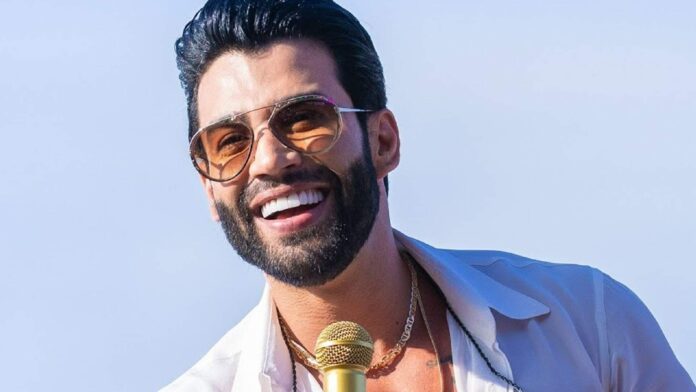 gusttavo-lima-da-selinho-em-idosa-e-a-carrega-no-colo-durante-show