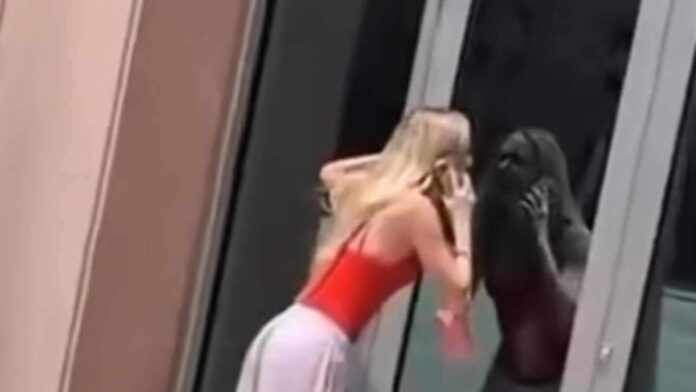 influenciadora-e-flagrada-chorando-em-frente-ao-tiktok-apos-ter-conta-banida