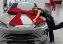 mari-menezes-compra-carro-zero-de-r$-250-mil-e-comemora-nas-redes