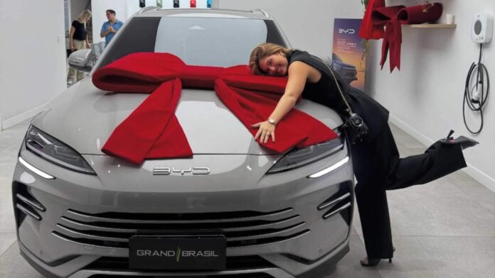 mari-menezes-compra-carro-zero-de-r$-250-mil-e-comemora-nas-redes