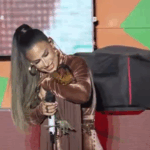 simone-mendes-ganha-galinha-de-fa-durante-show-em-campina-grande