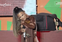 simone-mendes-ganha-galinha-de-fa-durante-show-em-campina-grande